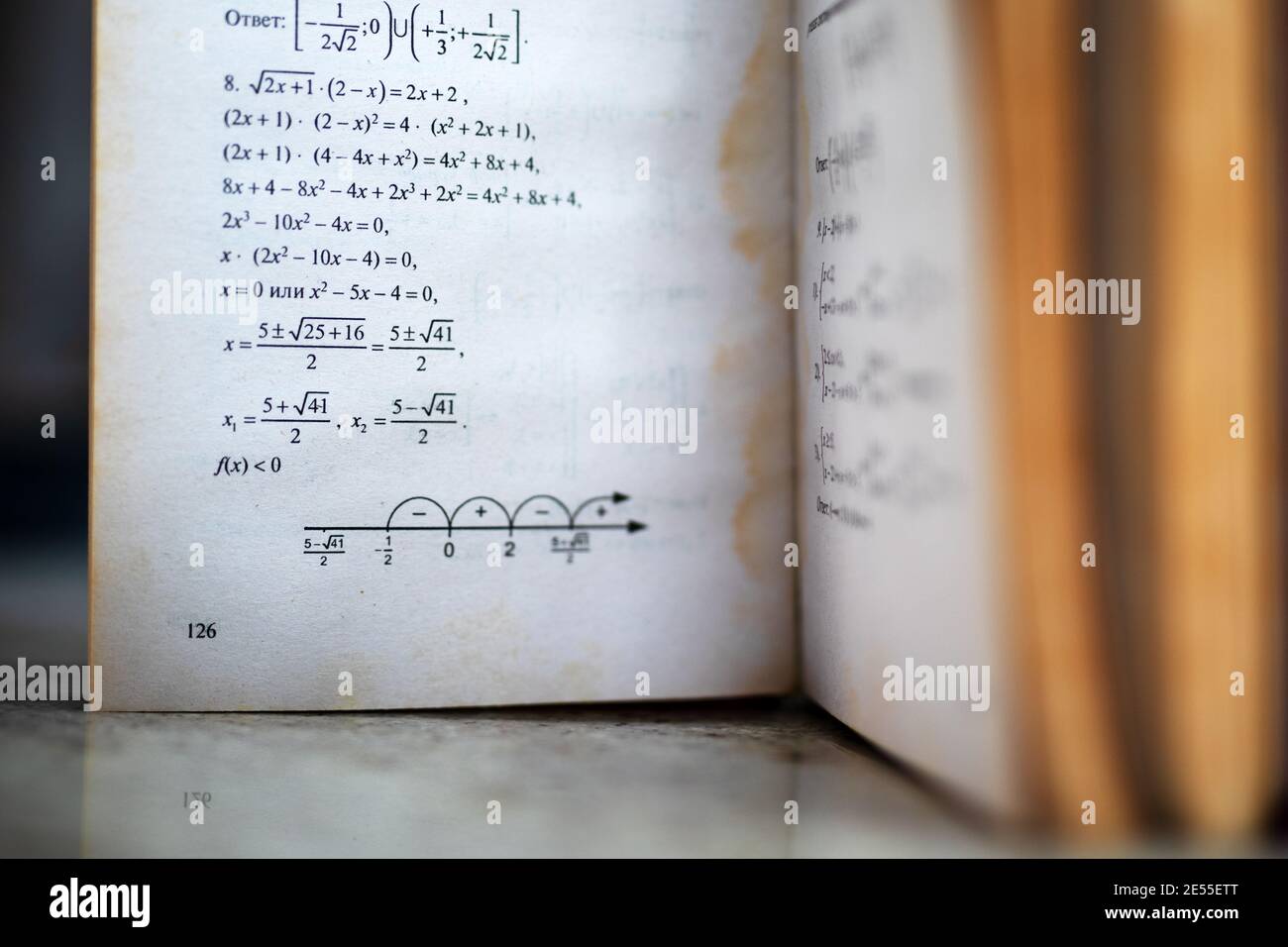 Molto vecchio libro di testo algebra con formule Foto Stock