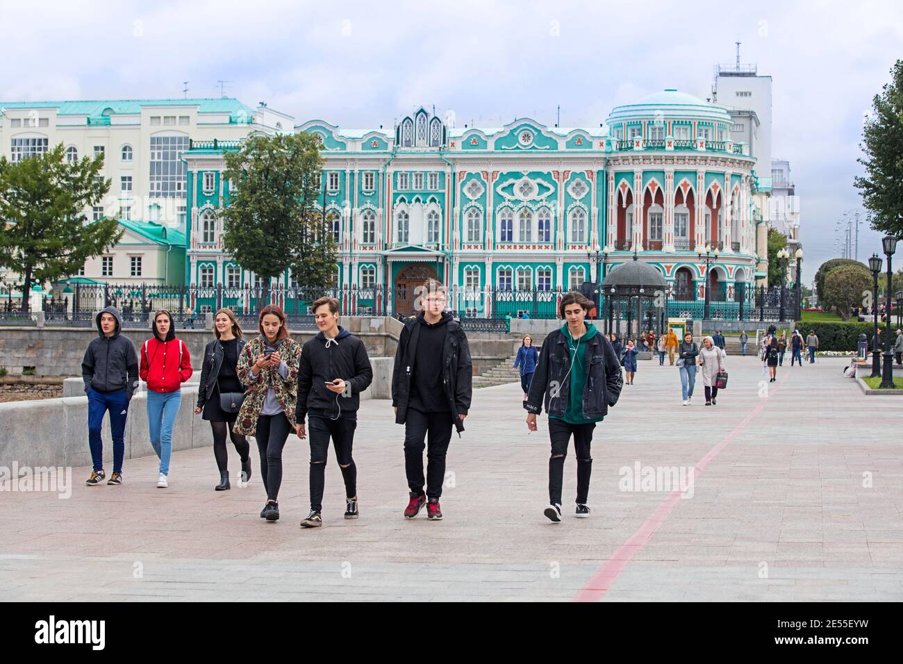 I giovani russi camminano di fronte alla casa di Sevastyanov nel centro storico della città di Ekaterinburg, Sverdlovsk Oblast, Siberia, Russia Foto Stock