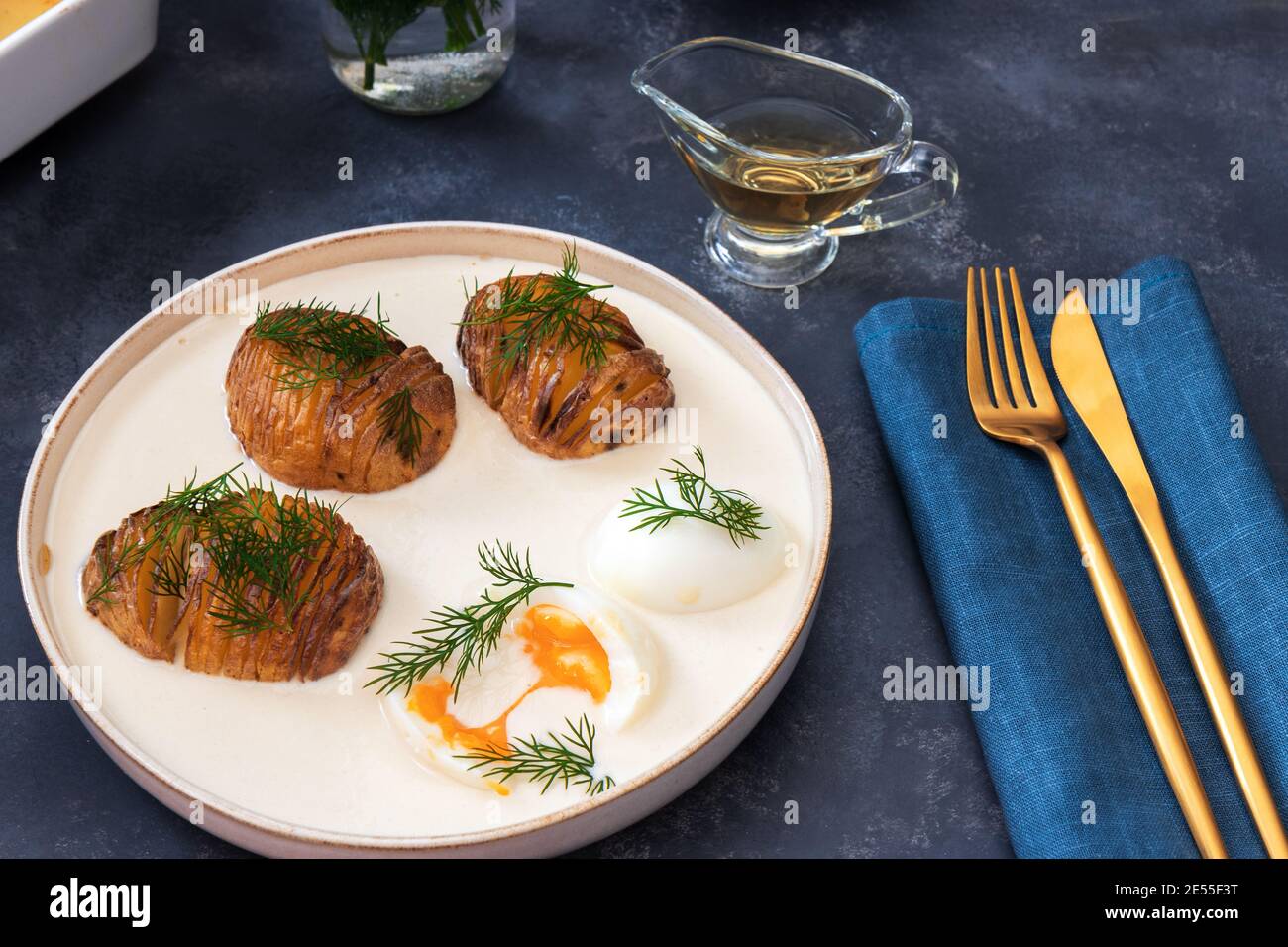 Spessa salsa cremosa di aneto con uova sode e patate al forno, cucina tradizionale ceca. Sfondo scuro. Foto Stock