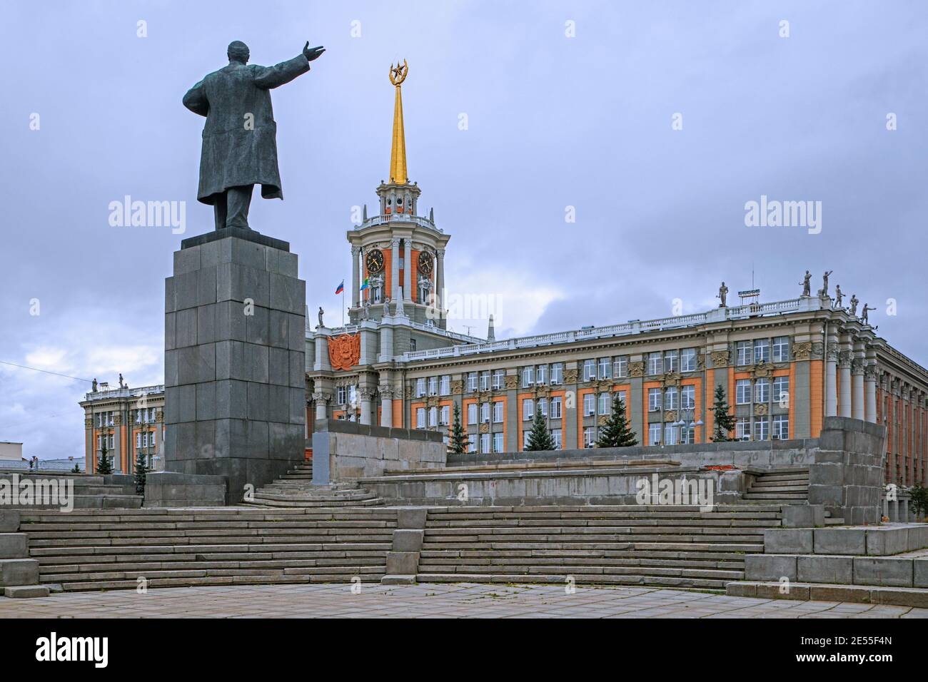 Statua di Lenin e del Consiglio della città edificio del Comitato esecutivo / edificio amministrativo della città a Ekaterinburg, Sverdlovsk Oblast, Siberia, Russia Foto Stock