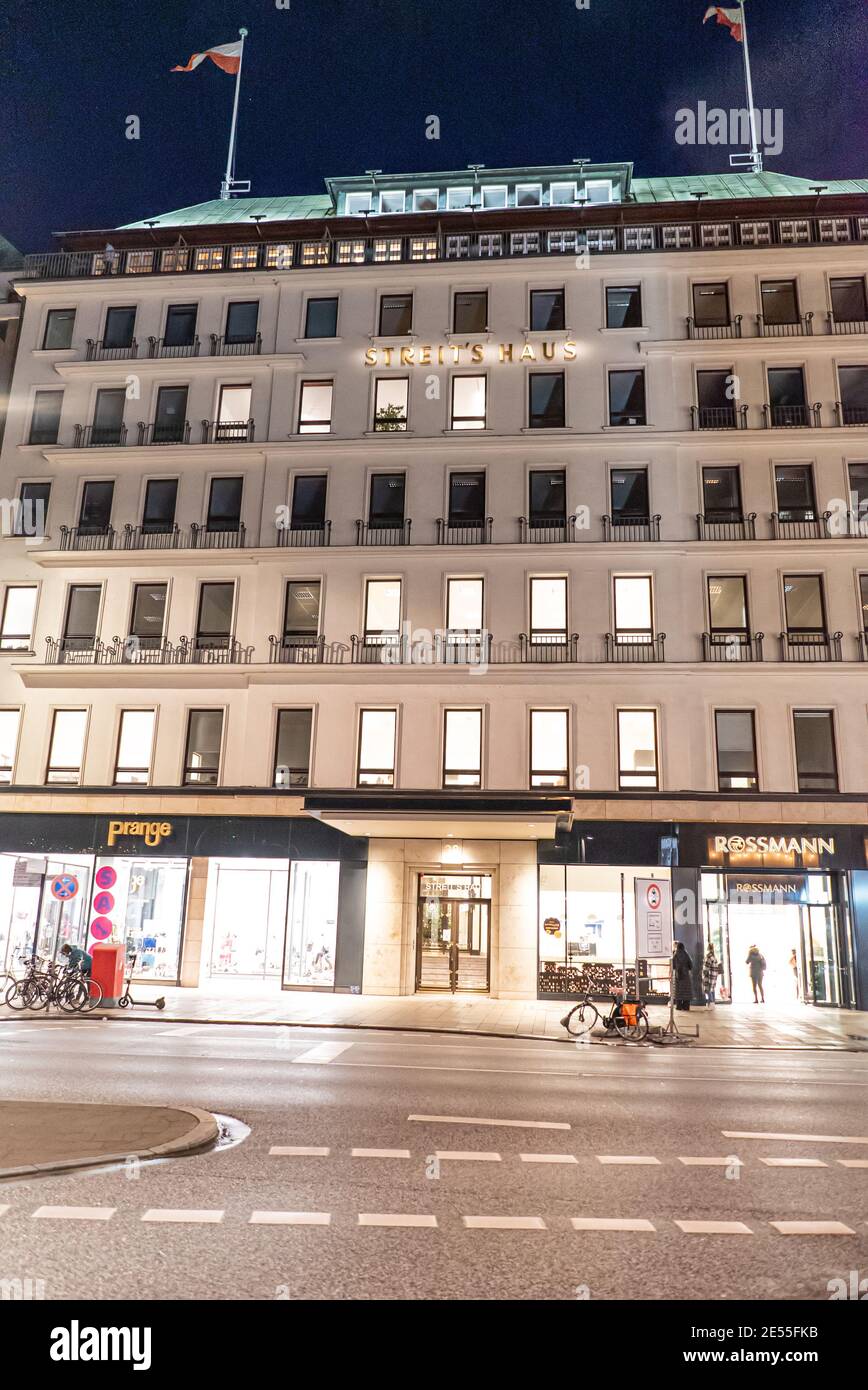 Streits House ad Amburgo di notte - AMBURGO, GERMANIA - 25 DICEMBRE 2020 Foto Stock