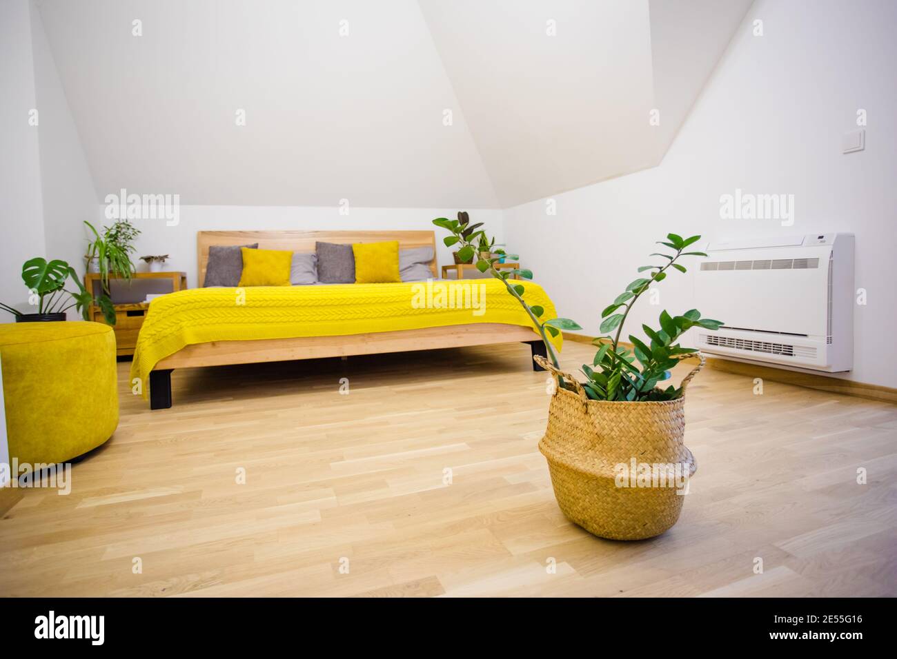 Utilizzo di colori brillanti per modificare il design degli interni Foto Stock