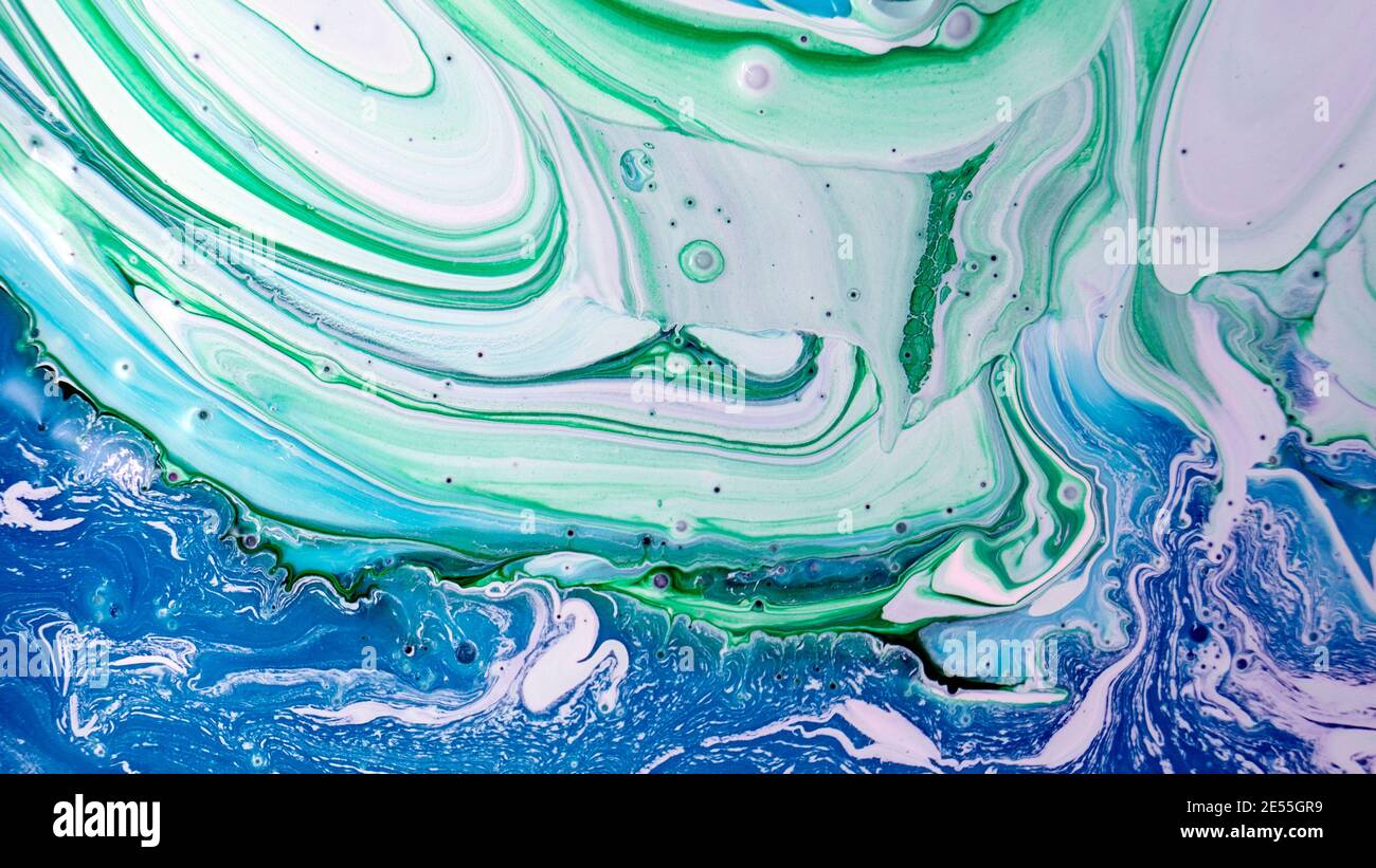 Un'opera astratta di arte. Carta da parati alla moda. I colori dell'inchiostro sono sorprendentemente luminosi, luminosi, traslucidi, fluenti liberi e rapidamente asciutti. Foto Stock