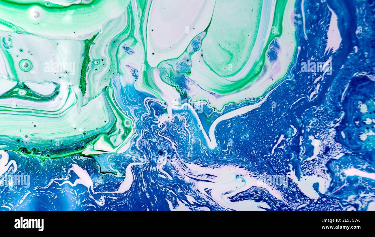 Un'opera astratta di arte. Carta da parati alla moda. I colori dell'inchiostro sono sorprendentemente luminosi, luminosi, traslucidi, fluenti liberi e rapidamente asciutti. Foto Stock