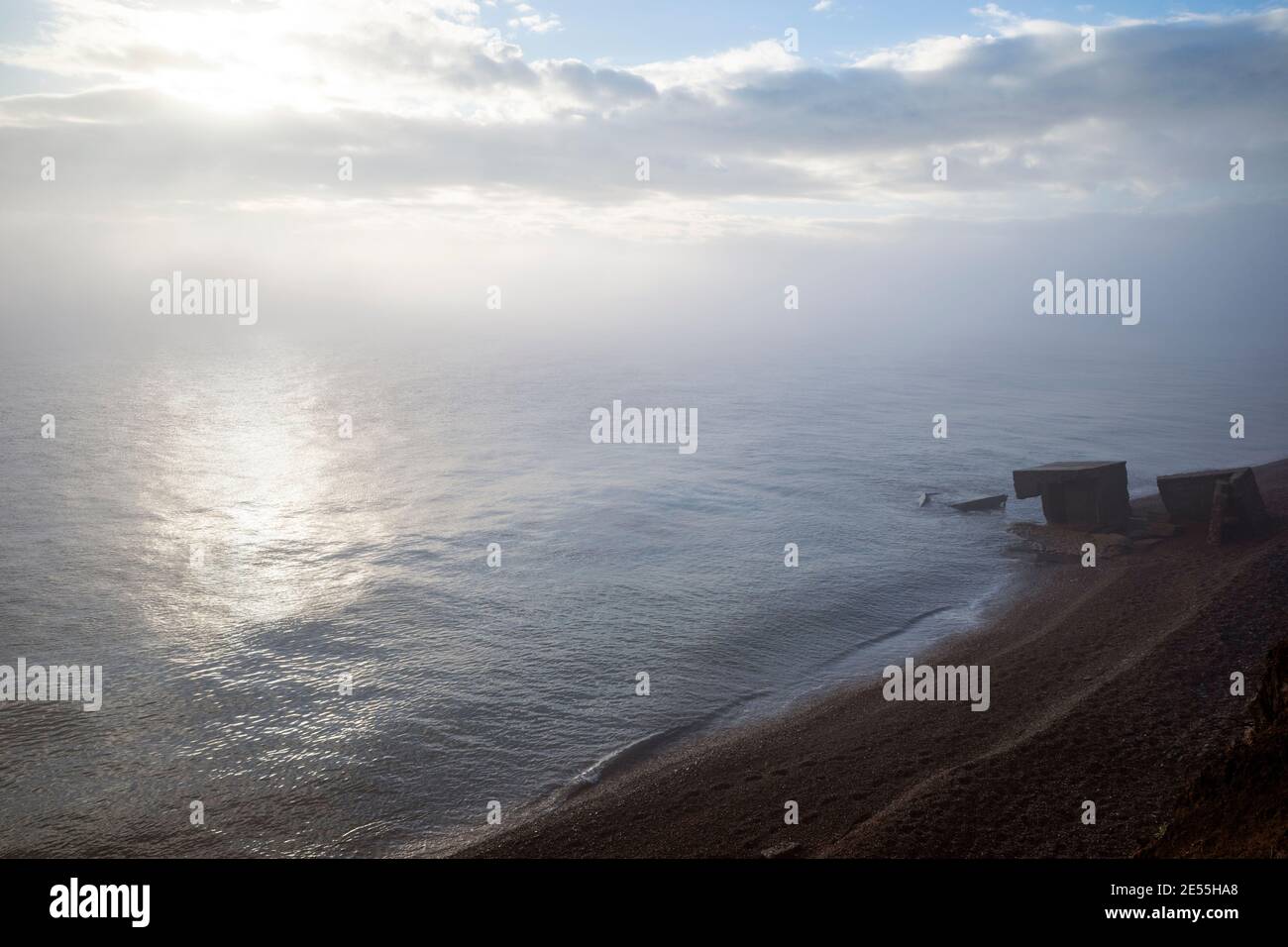 Bunker in tempo di guerra rotto sulla spiaggia a causa della costa erosione Foto Stock