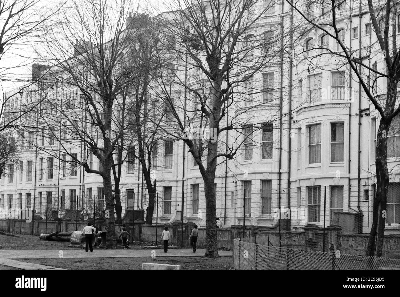 UK, West London, Notting Hill, 1973. Rundown e faticosamente grandi case a quattro piani stanno iniziando ad essere restaurate e ridecorate. *questa didascalia deve controllare i fatti. Area ricreativa di Powis Square. Il retro delle case che si affacciano sulla piazza sembra essere stato demolito e un moderno sviluppo terrazzato costruito sul posto. (questa didascalia deve essere verificato)*. Foto Stock