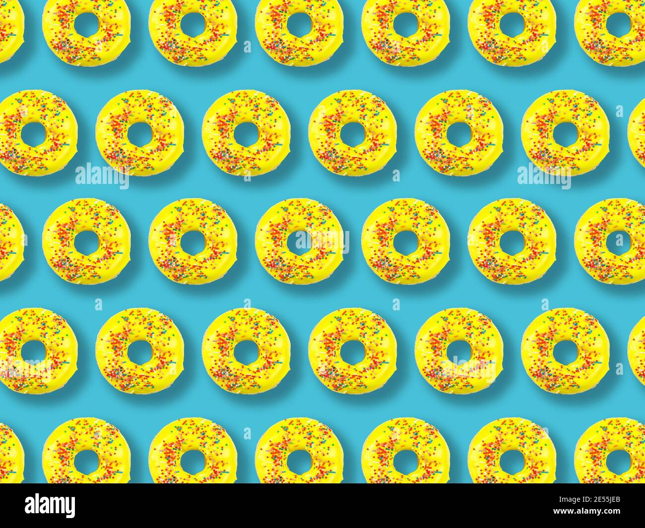 Motivo di ciambelle gialle su sfondo blu. Foto Stock