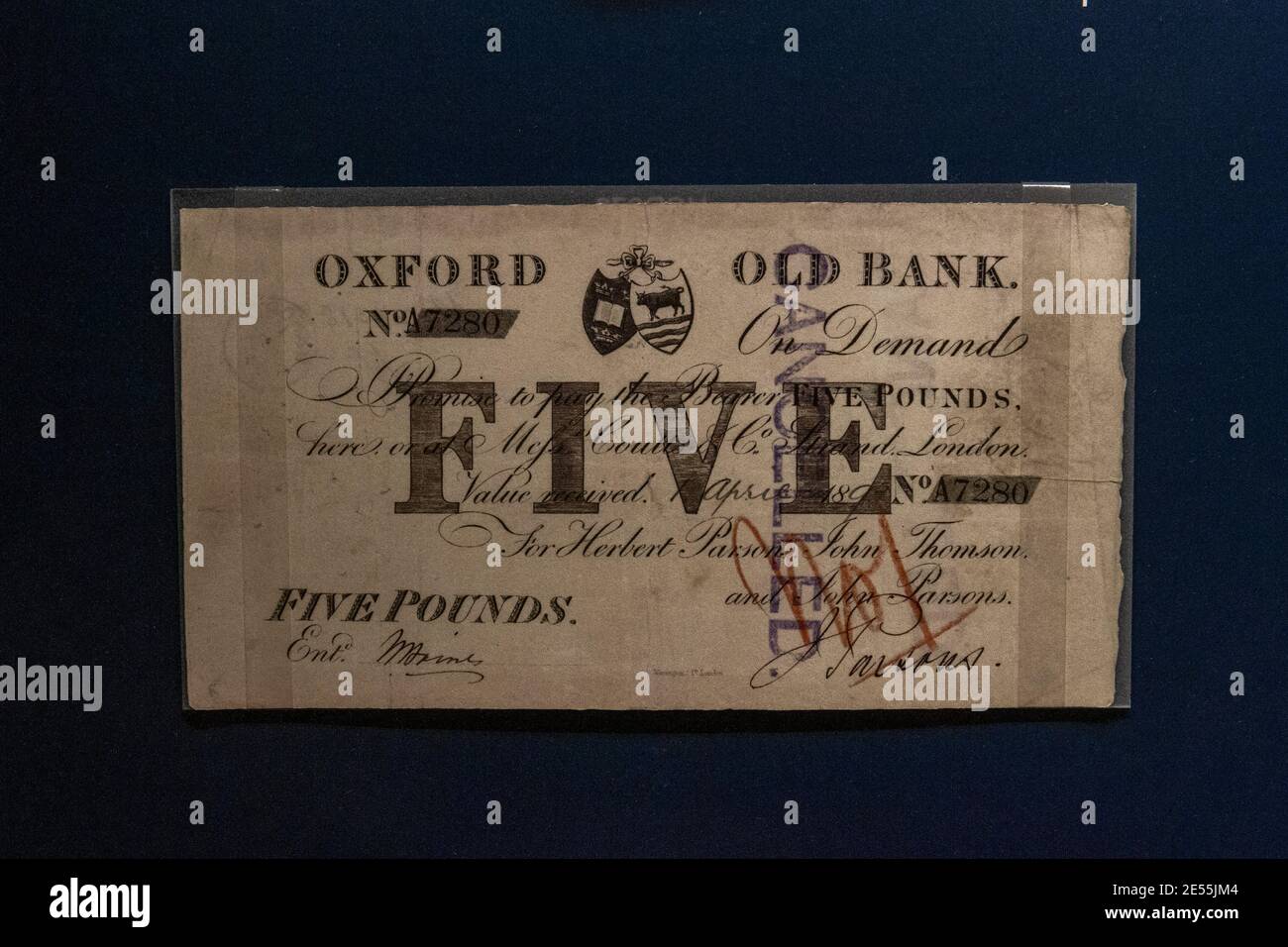 Nota di cinque sterline emessa da Oxford Old Bank nel 1893 (le banche private britanniche hanno emesso denaro cartaceo 1700-1900), Ashmolean Museum, Oxford UK. Foto Stock