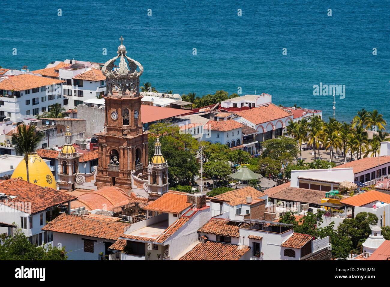 La Cattedrale di nostra Signora di Guadalupe e la plaza nel centro di Puerto Vallarta, Jalisco, Messico. Foto Stock