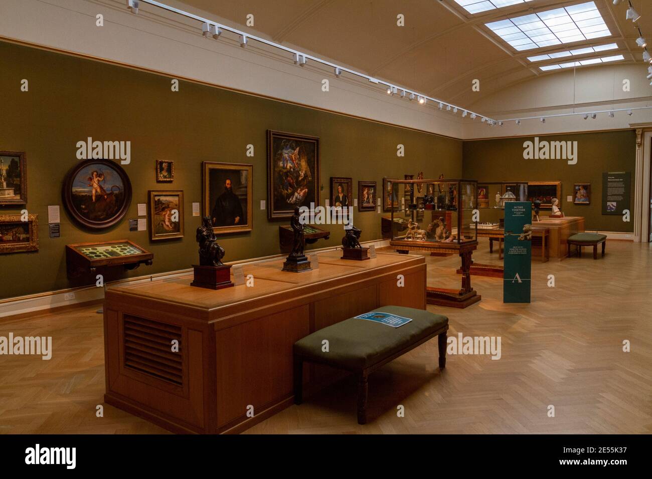 Vista generale della Galleria Fox-Strangways (Arte rinascimentale Italiana), Museo Ashmolean, Oxford UK. Foto Stock
