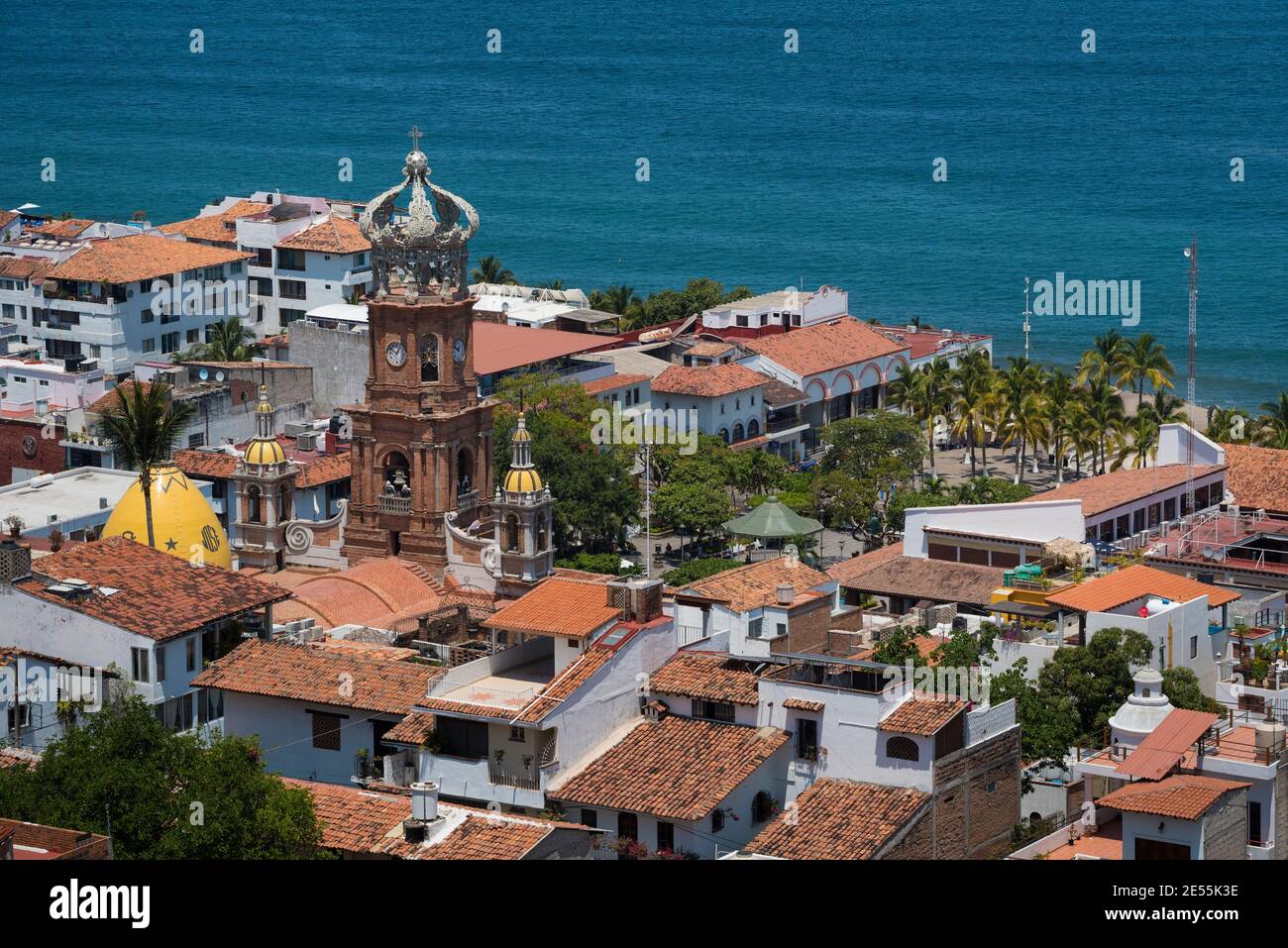 La chiesa di nostra Signora di Guadalupe e la piazza principale di Puerto Vallarta, Jalisco, Messico. Foto Stock
