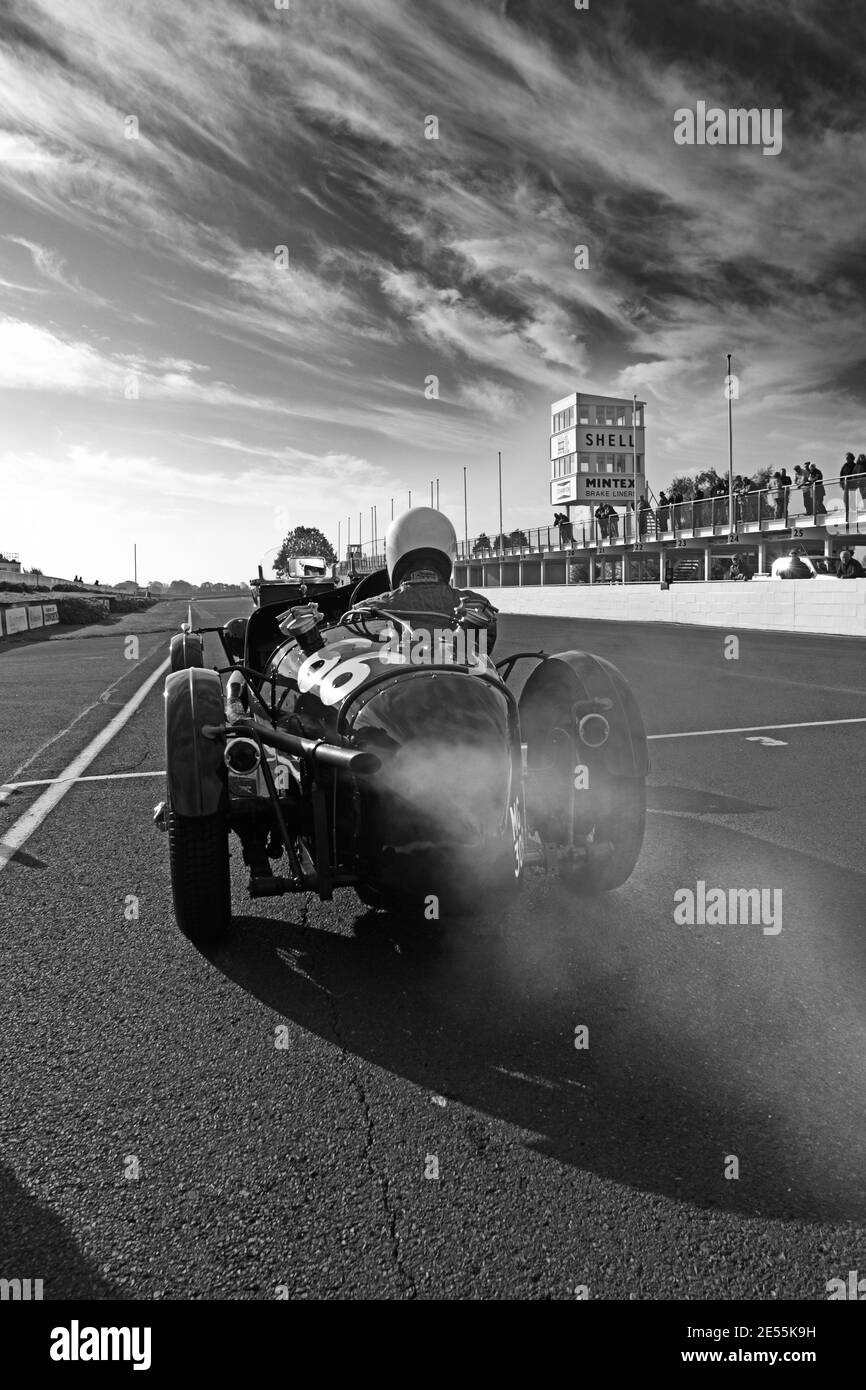 Un MG vintage sulla linea di partenza a Goodwood. Foto Stock