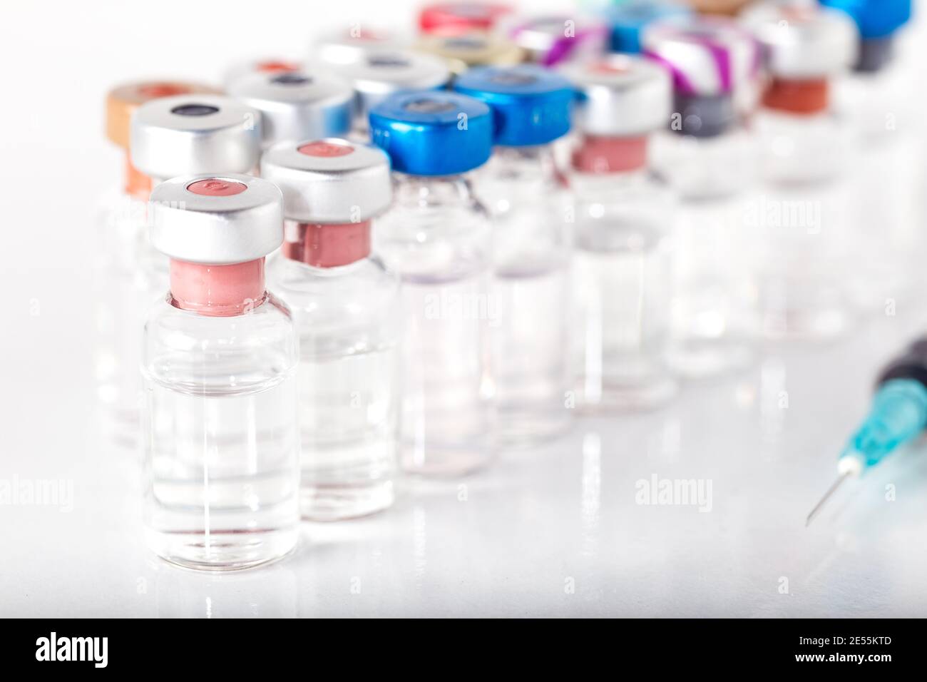 Medicina in flaconcino, pronta per l'iniezione del vaccino. Vaccinazione medica e di concetto. Foto Stock