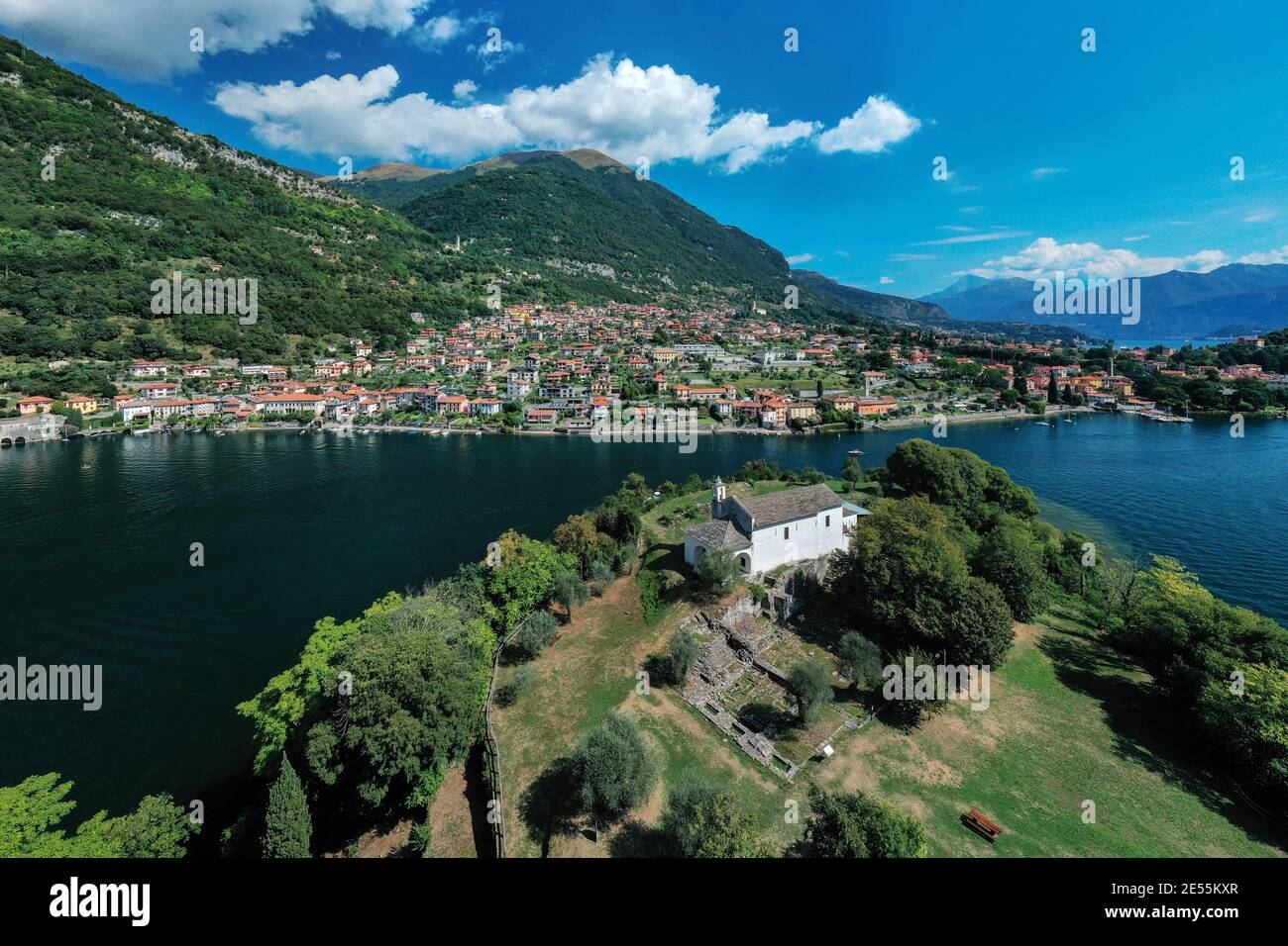 Veduta aerea dell'isola di Comacina e della città di Ossuccio durante una mattinata estiva, Lago di Como, Lombardia, Italia settentrionale. Foto Stock