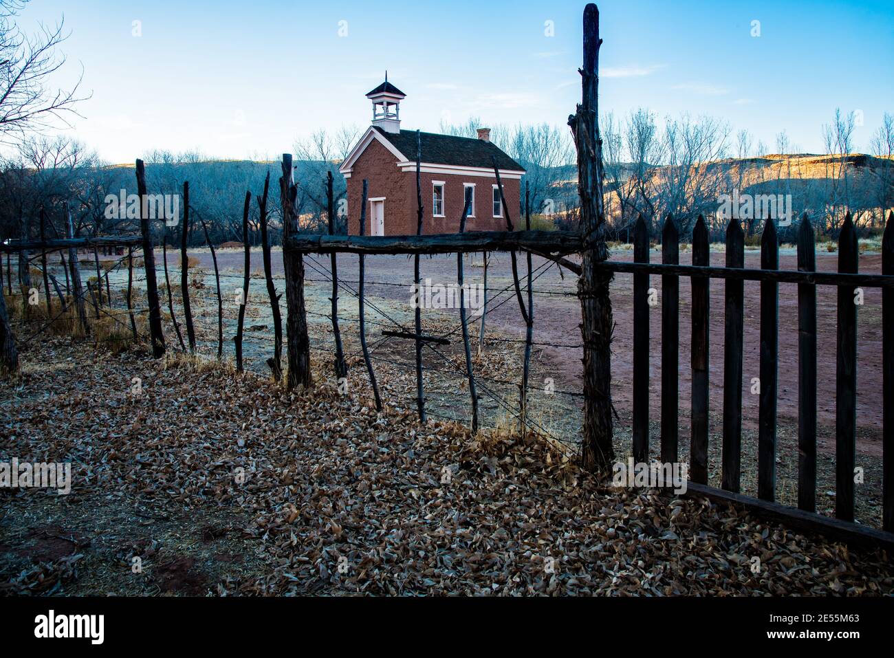 Vecchia chiesa/scuola nella città fantasma di Grafton, Utah, USA. L'edificio servì sia come chiesa che come scuola negli anni 1860. Foto Stock