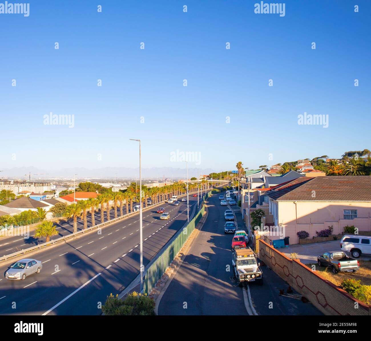 Nelson Mandela Boulevard- Città del Capo, Sud Africa - 25-01-2021 vista laterale boulevard nel tardo pomeriggio. Il sole su Città del Capo. Foto Stock