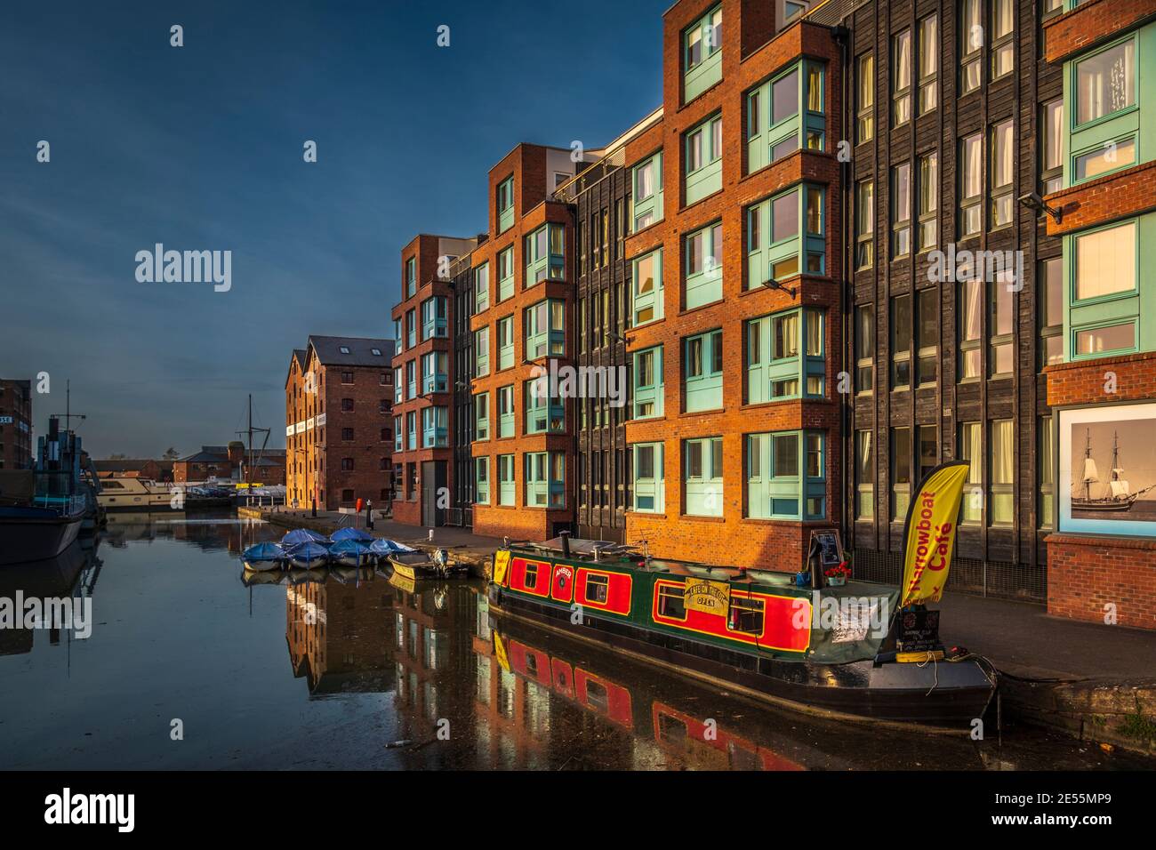 Magazzini riproposti e nuovi edifici a Gloucester DOCKS. Foto Stock