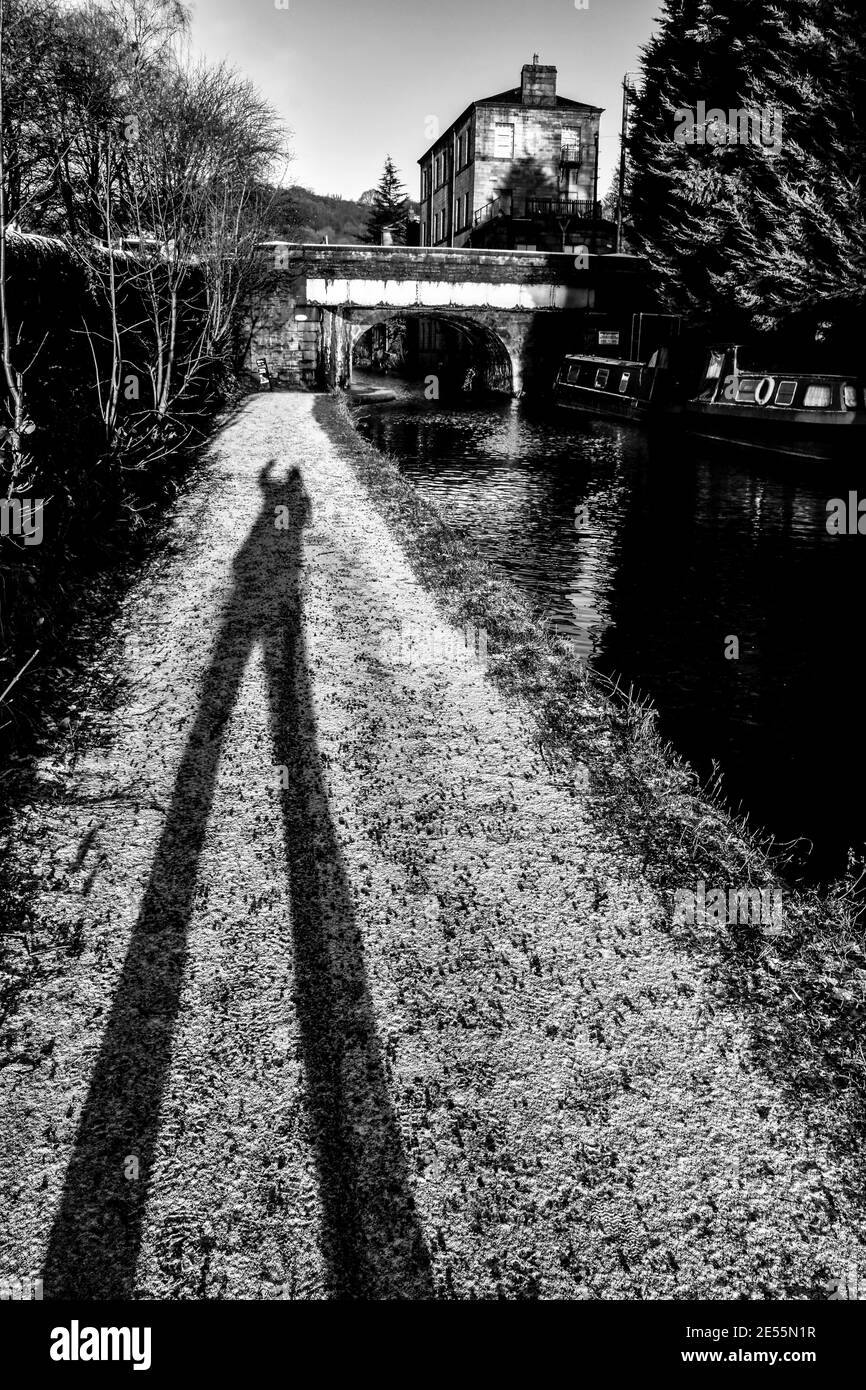 Stretching le gambe, Rochdale Canal, Hebden Bridge, West Yorkshire Foto Stock