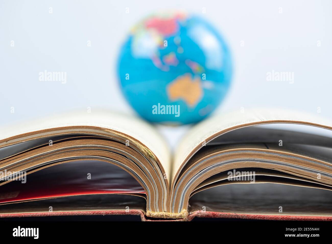 Libro aperto e mondo, concetto di istruzione Foto Stock