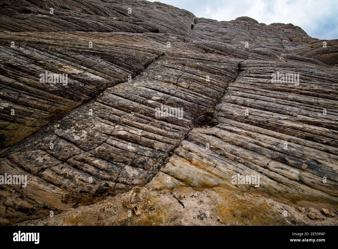 Formazioni rocciose e misteriose dello Snow Canyon state Park, Utah, USA. Dune di sabbia, dune di sabbia pietrificate e vibrante roccia sedimentaria sono comuni. Foto Stock