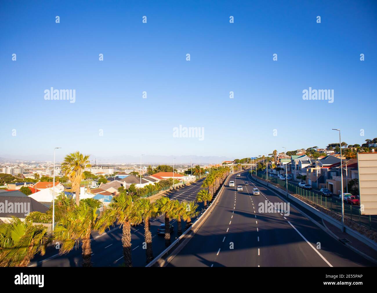 Nelson Mandela Boulevard- Città del Capo, Sud Africa - 25-01-2021 Vista frontale del viale nel tardo pomeriggio. Il sole su Città del Capo. Foto Stock