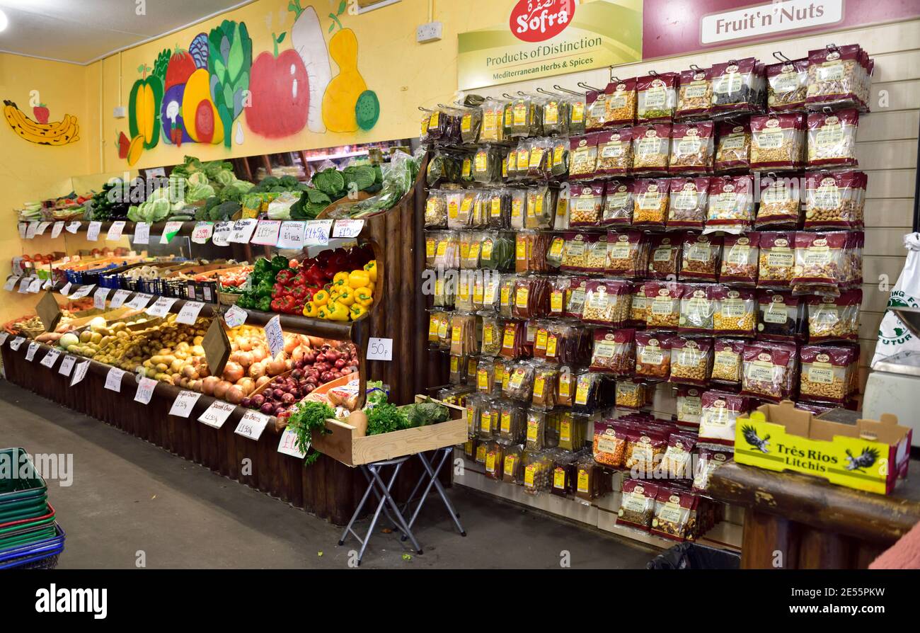 All'interno della strada locale indipendente greengrocers e negozio di alimentari angolo, Regno Unito Foto Stock