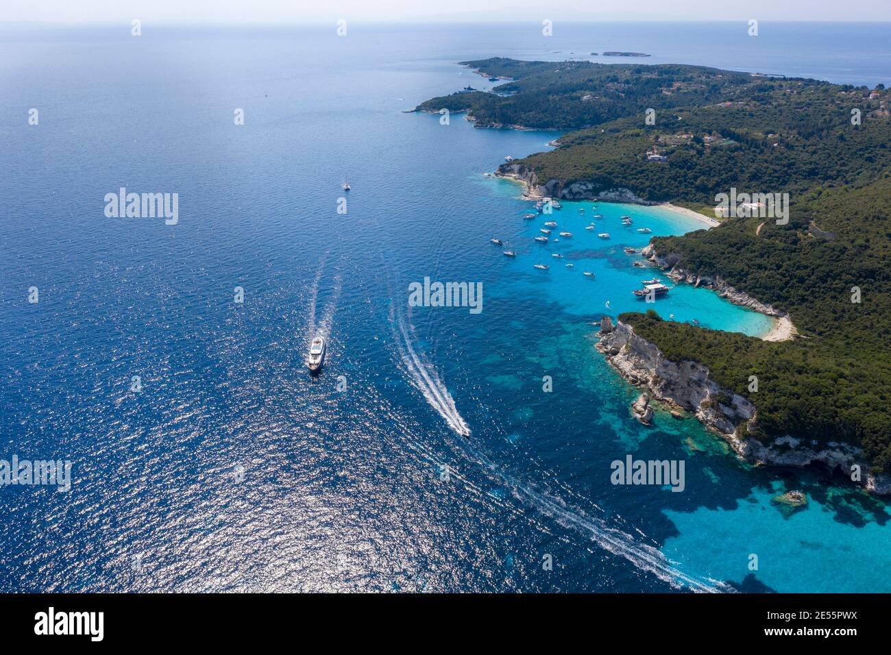 Aerea di una spettacolare spiaggia rocciosa con acque turchesi. Foto Stock