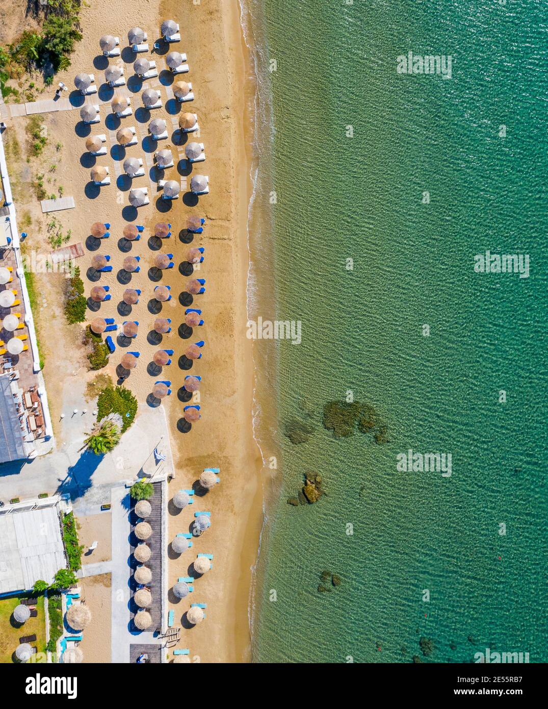 Foto aerea di una spiaggia di sabbia con lettini e acque turchesi. Foto Stock