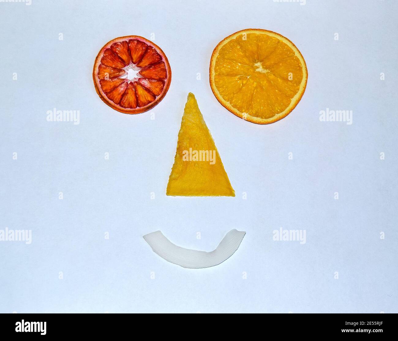 Sorriso divertente faccia fatta di frutta secca su carta bianca sfondo Foto Stock