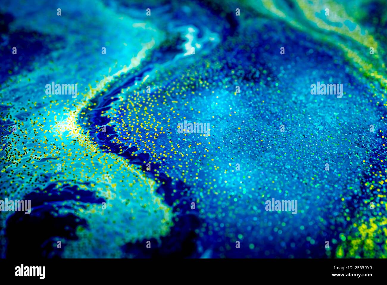 Messa a fuoco selettiva. Blu creativo astratto dipinto sfondo, carta da parati, pittura acrilica su tela. Texture art. Vernice blu con polvere di glitter oro. Sfondo in marmo Foto Stock