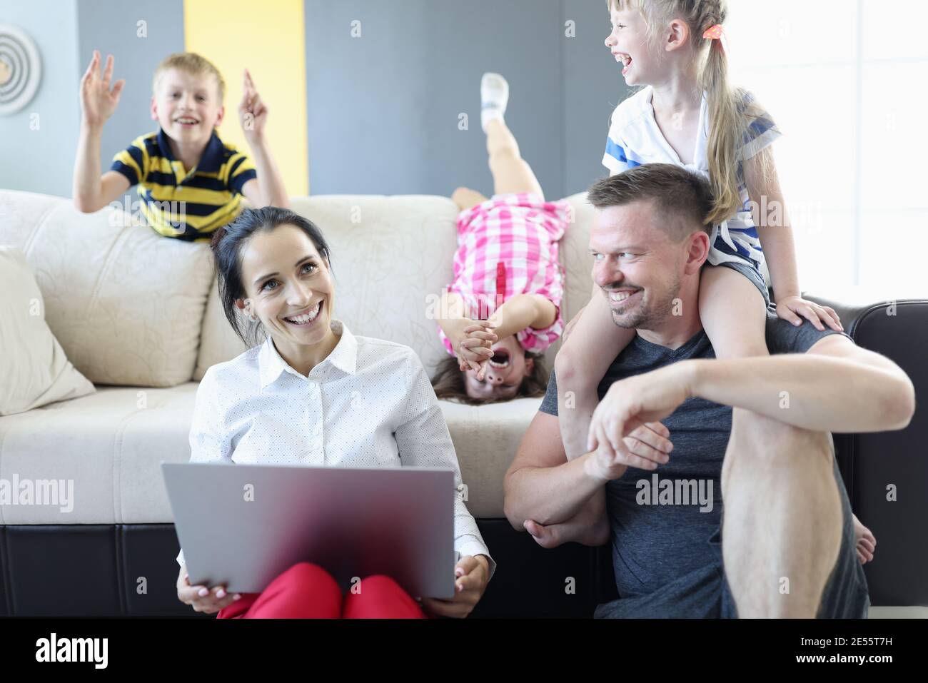 La famiglia con i bambini trascorre il proprio tempo a casa in quarantena Foto Stock