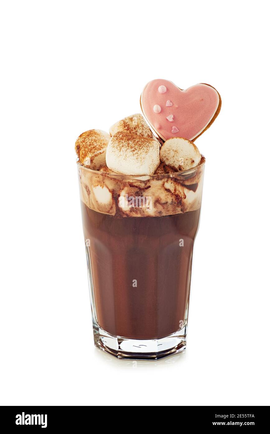 Cioccolata calda con marshmallow e biscotti a forma di cuore su bianco Foto Stock