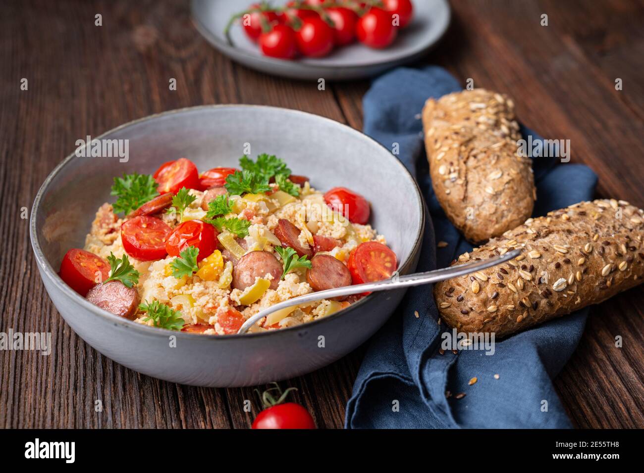 LECO, stufato di verdure semplice con pomodori, peperone, cipolla, uova e fette di salsiccia fritte Foto Stock