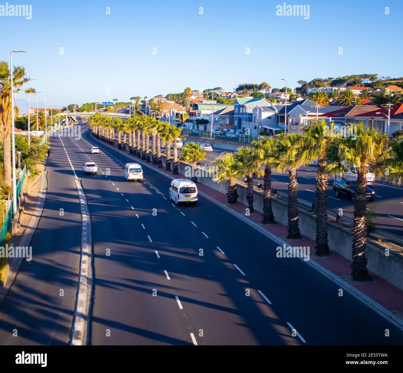 Nelson Mandela Boulevard- Città del Capo, Sud Africa - 25-01-2021 angolo sulla strada trafficata di Nelson Mandela Boulevard. Foto Stock