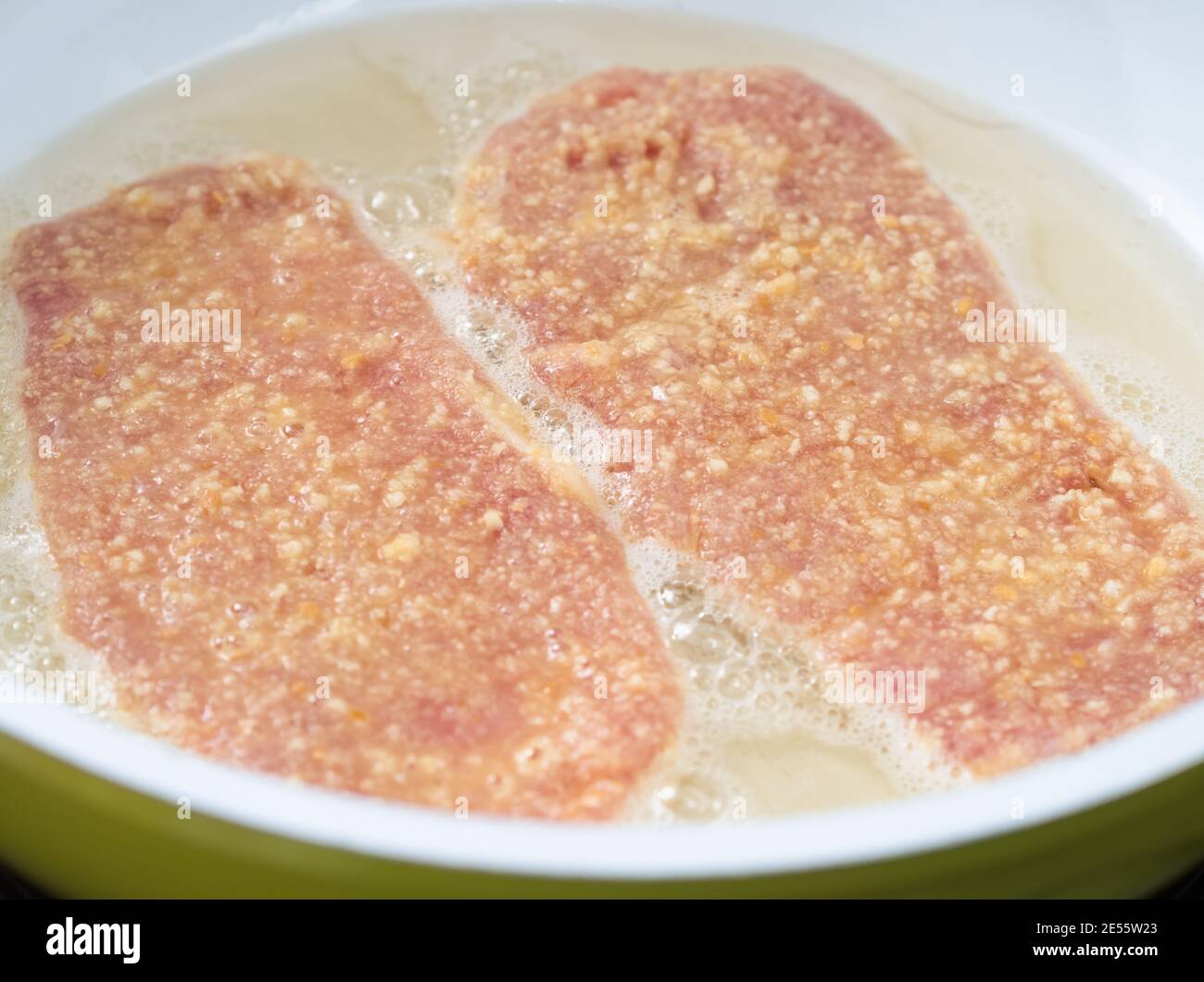 Friggere in profondità la carne di maiale con bretini ricoperti di pane caldo Strutto Foto Stock