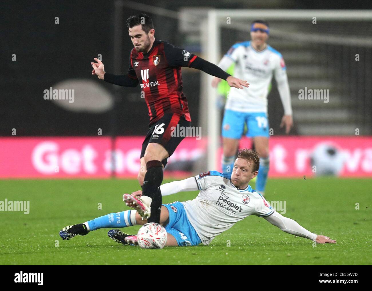 Josh Wright (a destra) di Crawley Town affronta il Lewis Cook di AFC Bournemouth durante la quarta partita della fa Cup di Emirates al Vitality Stadium di Bournemouth. Data immagine: Martedì 26 gennaio 2021. Foto Stock