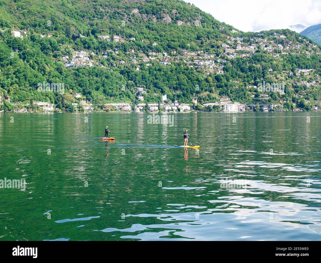 Brissago, svizzera - 5 maggio 2018: Stand-up paddle sul lago maggiore Foto Stock