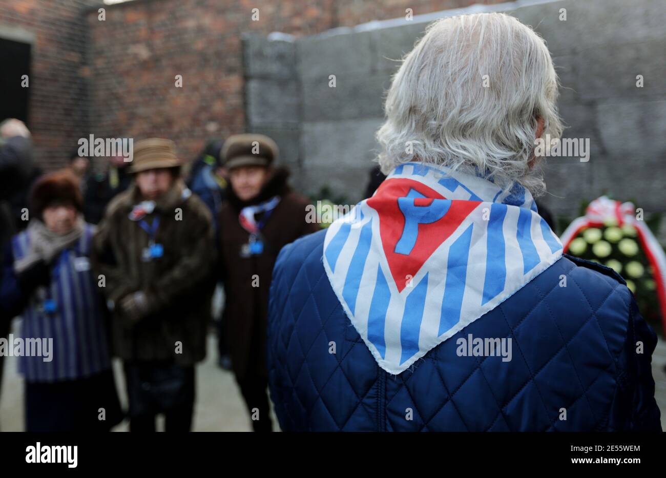 Oswiecim, Polonia - 27 gennaio 2017: 73° anniversario della liberazione di Auschwitz-Birkenau. Il sopravvissuto visita il sito di sterminio di Auschwitz. Foto Stock