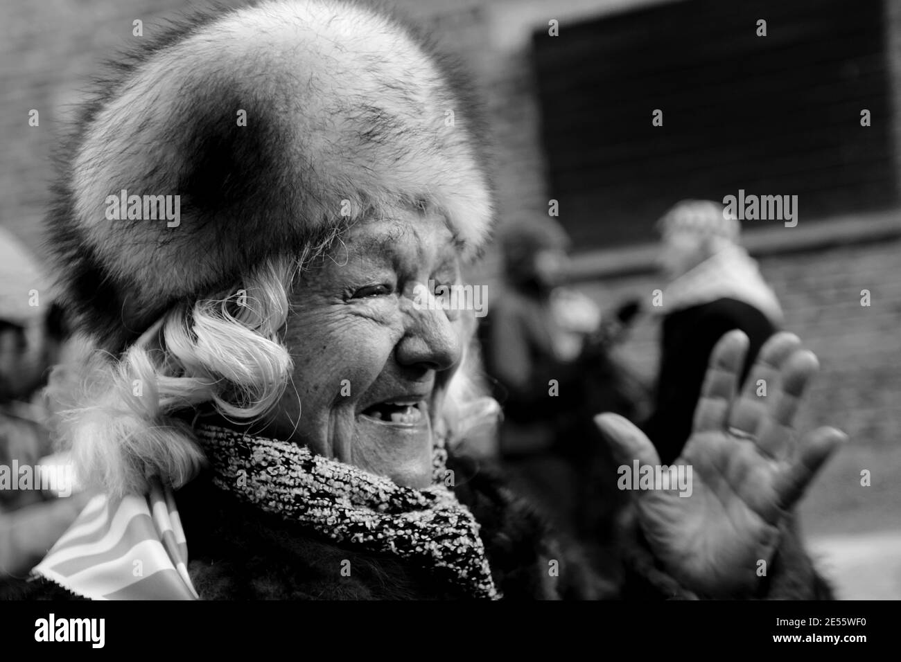 Oswiecim, Polonia - 27 gennaio 2017: 73° anniversario della liberazione di Auschwitz-Birkenau. Il sopravvissuto visita il sito di sterminio di Auschwitz. Foto Stock