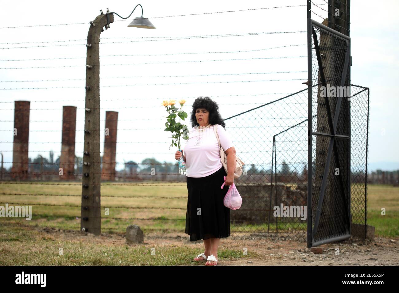 Oswiecim, Polonia - 2 agosto 2013: Il 'anniversario della liquidazione di 'Zigeunerlager' del 70 situato nel Muzeum di Stato di Auschwitz-Birkenau a Oswie Foto Stock
