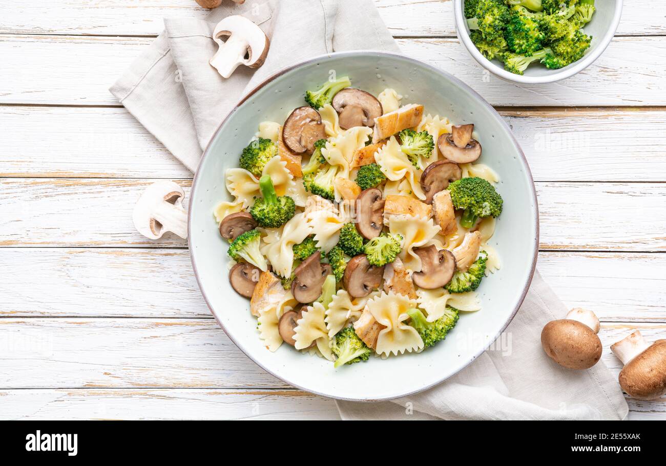 Insalata di pasta di funghi con broccoli al vapore e carne di pollo al forno fette per il pranzo Foto Stock