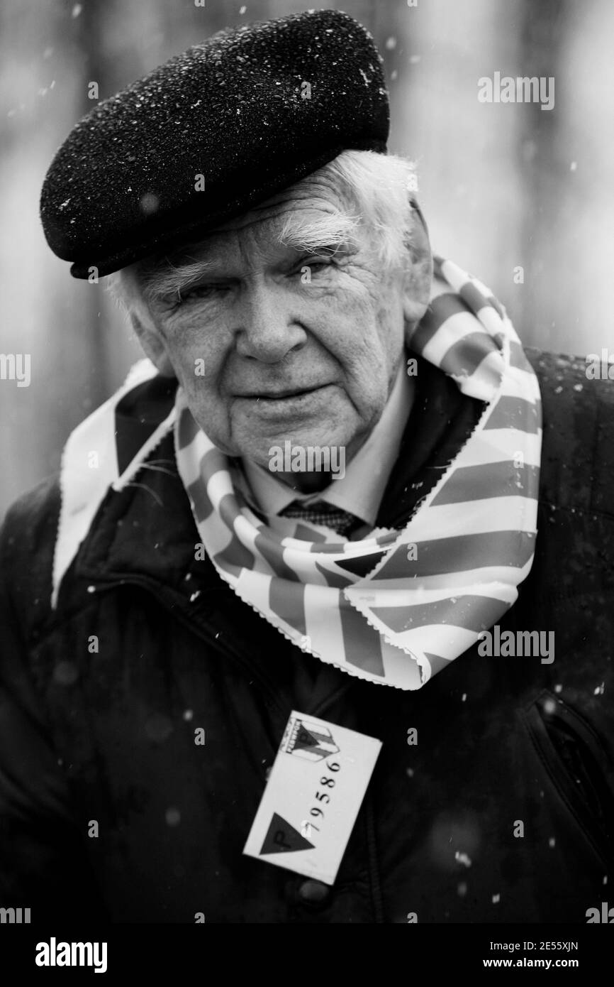 Oswiecim, Polonia - 27 gennaio 2017: 73° anniversario della liberazione di Auschwitz-Birkenau. Il sopravvissuto visita il sito di sterminio di Auschwitz. Foto Stock