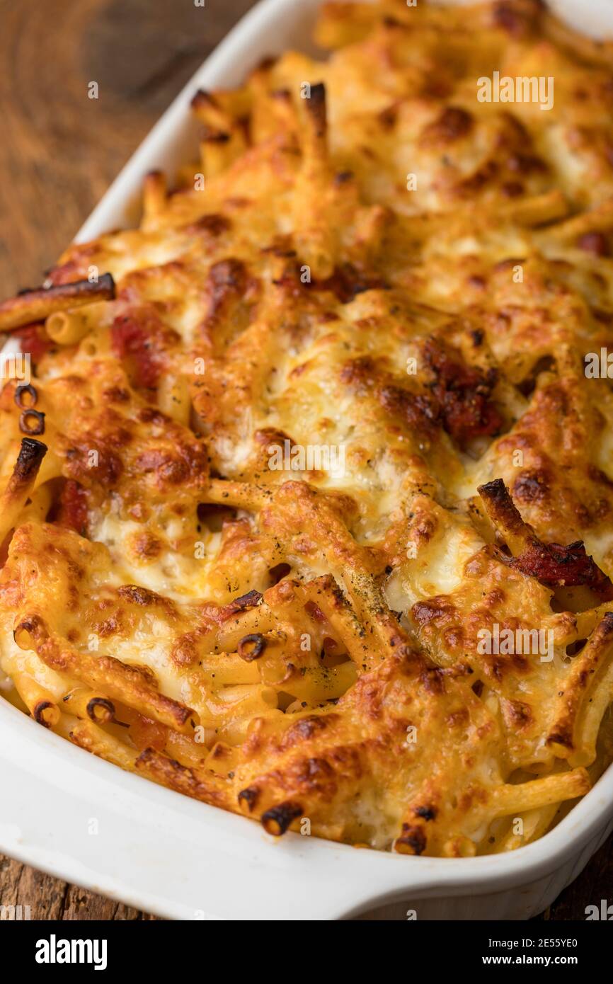 mac e formaggio su legno Foto Stock