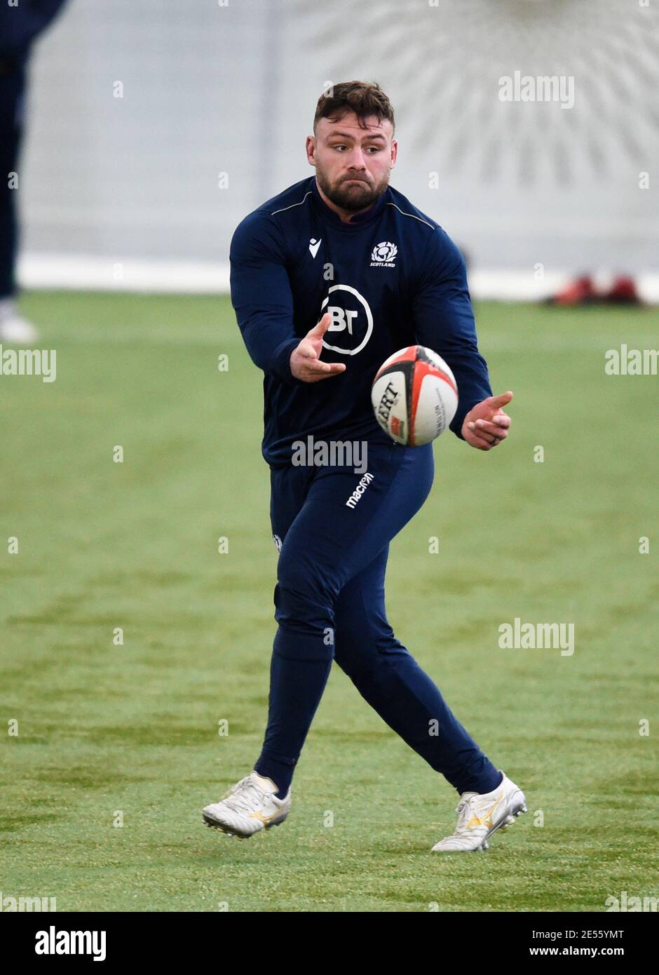 Edimburgo, . Scozia, Regno Unito. 26 Gennaio 2021. Guinness sei Nazioni Rugby. Rory Sutherland durante la sessione di formazione scozzese presso l'Oriam Sports Centre di Riccarton, Edimburgo. Scozia, Regno Unito. Credit: Ian Rutherford/Alamy Live News. Credit: Ian Rutherford/Alamy Live News Foto Stock