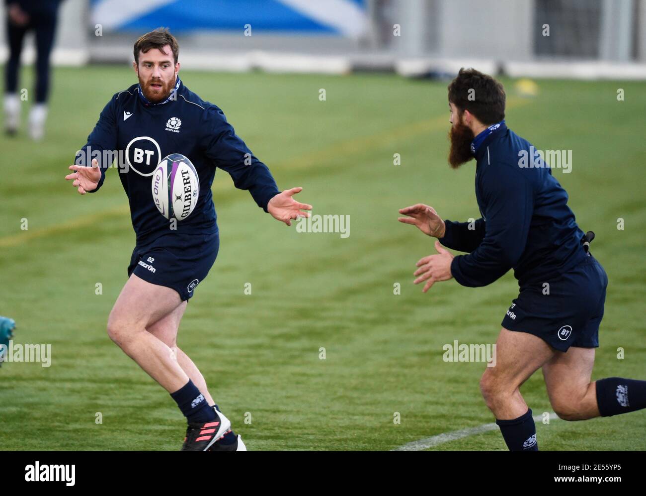 Edimburgo, . Scozia, Regno Unito. 26 Gennaio 2021. Guinness sei Nazioni Rugby. Simon Berghan passa la palla a Gary Graham durante la sessione di allenamento scozzese presso l'Oriam Sports Centre di Riccarton, Edimburgo. Scozia, Regno Unito. Credit: Ian Rutherford/Alamy Live News. Credit: Ian Rutherford/Alamy Live News Foto Stock