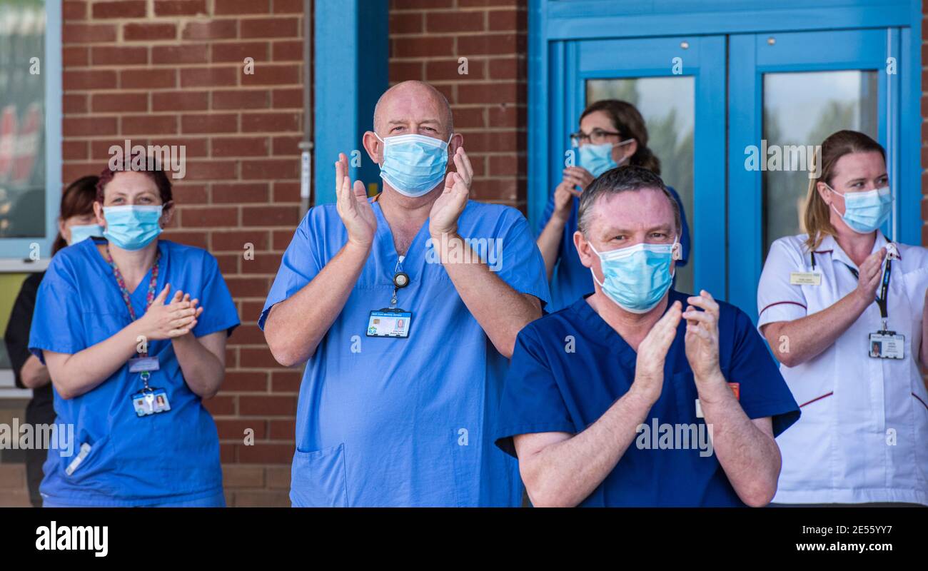 Il personale dell'NHS si riunisce all'esterno dell'Harrogate Hospital per celebrare il 72° compleanno dell'NHS e per ringraziarvi di tutti i lavoratori chiave che hanno aiutato il pubblico a superare la pandemia. Foto Stock