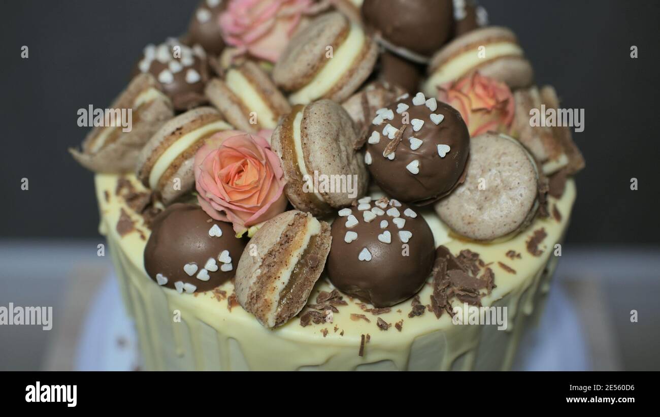 Torta di glassa al formaggio bianco con biscotti sulla parte superiore. Foto Stock