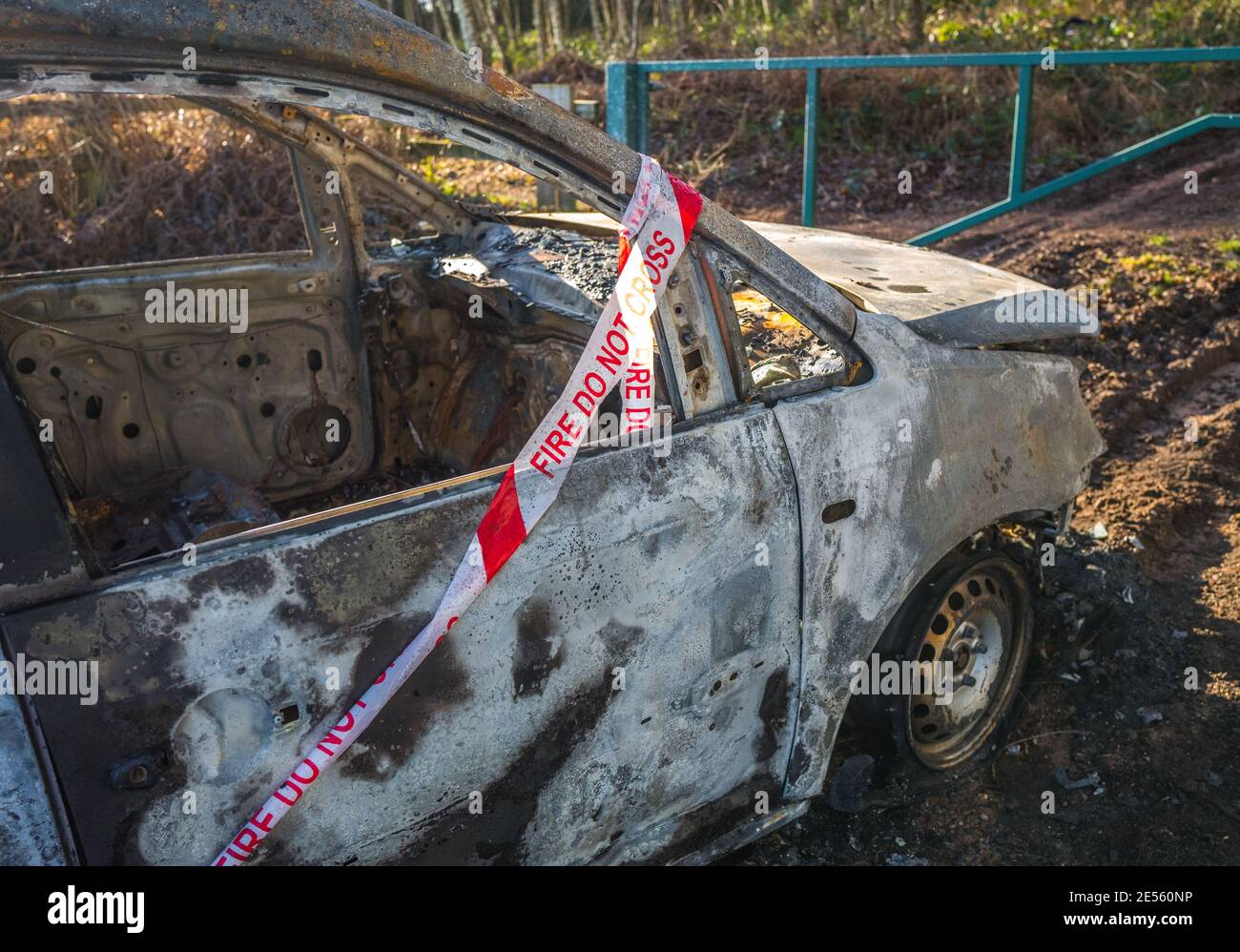 Incendio non incrociare il nastro adesivo su un veicolo bruciato. Foto Stock
