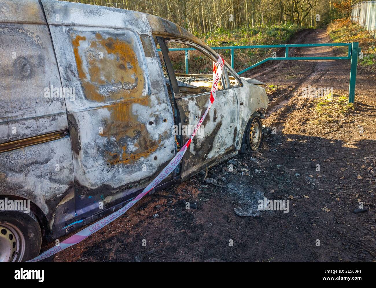 Incendio non incrociare il nastro adesivo su un veicolo bruciato. Foto Stock