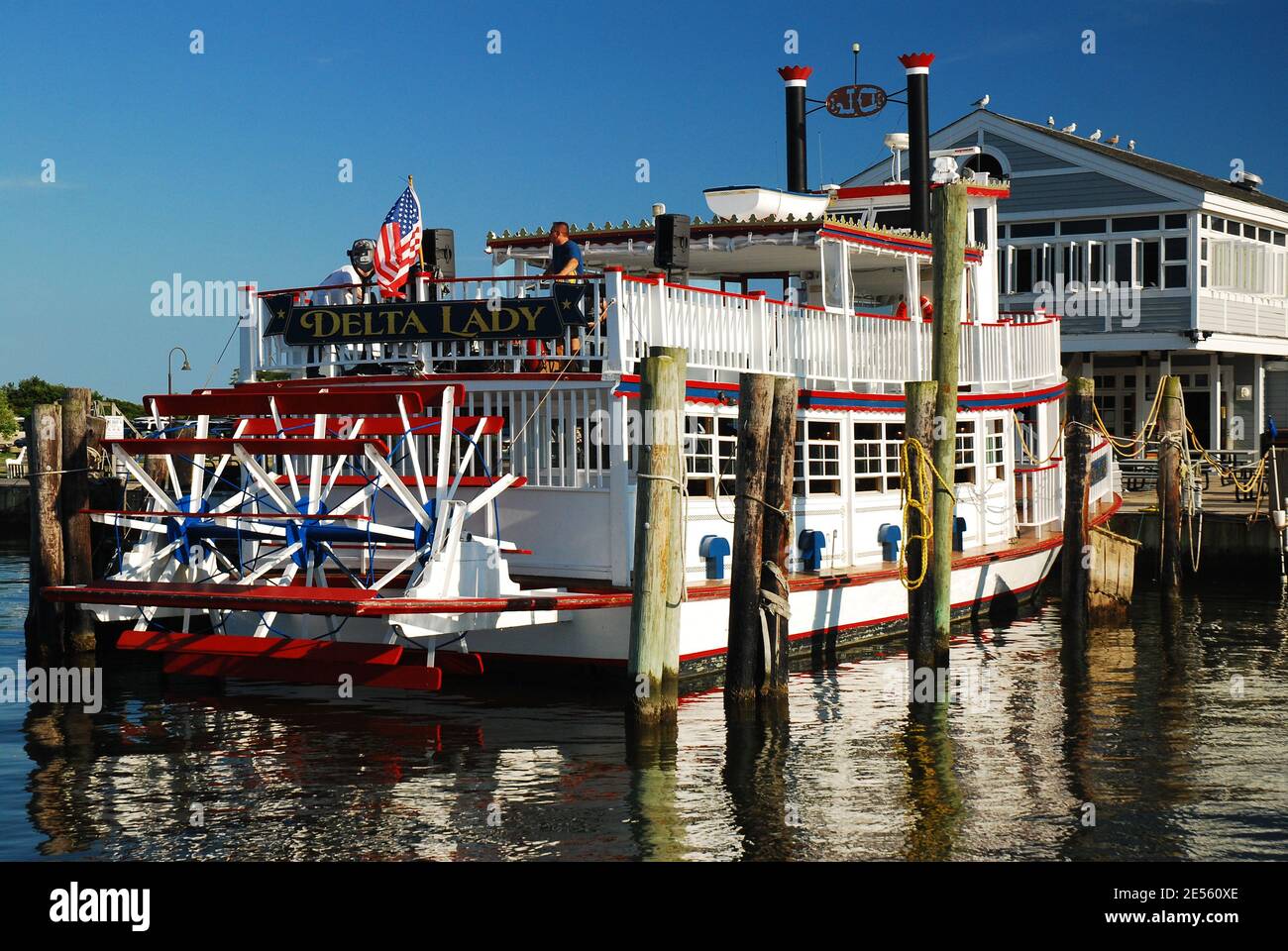 La Delta Lady, una replica barca a pale di vapore si trova in un molo Foto Stock
